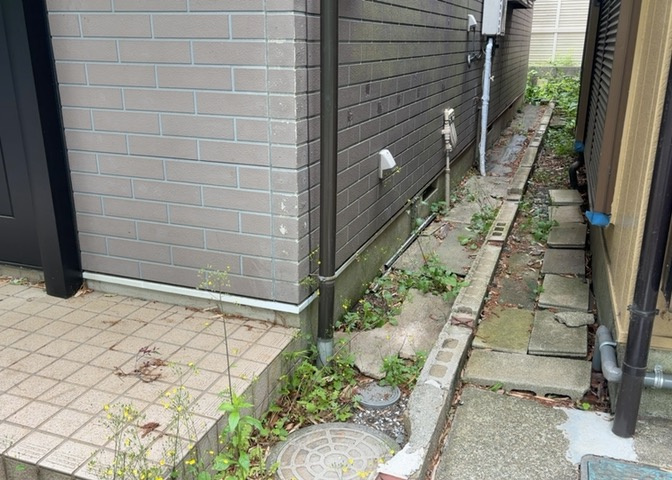 床下換気口は、床下に湿気がこもることを防ぎ、効果的に換気を行うために設置されています。床下換気口が設置されていない建物は、基礎パッキング工法などにより換気を行なっています。詳細は現地でご確認ください。