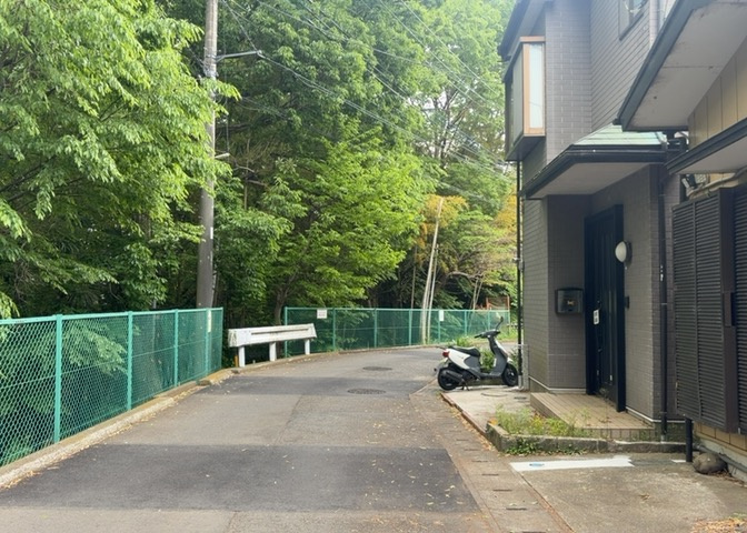 南側道路の場合は長い時間光を入れ込むことができるため、庭やリビングを道路側に持ってくることが多く土地価格も高い傾向にあります。一方北側道路だとリビングや庭が南側になりプライバシーを守ることができます。