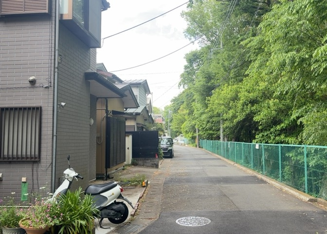 東側道路の場合は居室を南向きに設計しやすいため、朝日が入りやすいというメリットがあります。一方、西側道路も東側同様に居室を南向きに設計しやすいのですが、住宅地だと朝日が入りにくいという弱点があります。