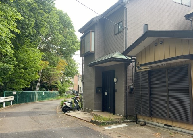 住宅用の土地では前面道路に2m以上接していなければならないと法律で定められています。しかし、お持ちの車のサイズやライフスタイルなどにより、2mでは利便が悪い場合もございますので、事前に確認しましょう。