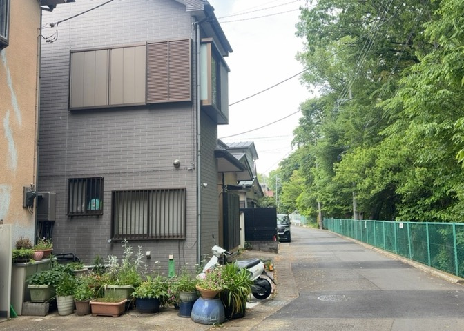 道幅が広い場所は日当たりや風通が良好です。幅が広いのですれ違いも可能ですし大きな車でも駐車可能！一方で、大型車が通ることも多くなるため交通量の増加により騒音に繋がります。また土地の値段が高くなります。