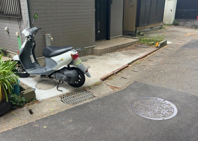 駐車場と明記されていても、最小スペースでつくられた駐車場だと大型車は駐車できなかったり、出入りしにくくなったりする可能性があります。お車のサイズと購入したい物件の駐車場のサイズを現地で確認しましょう。