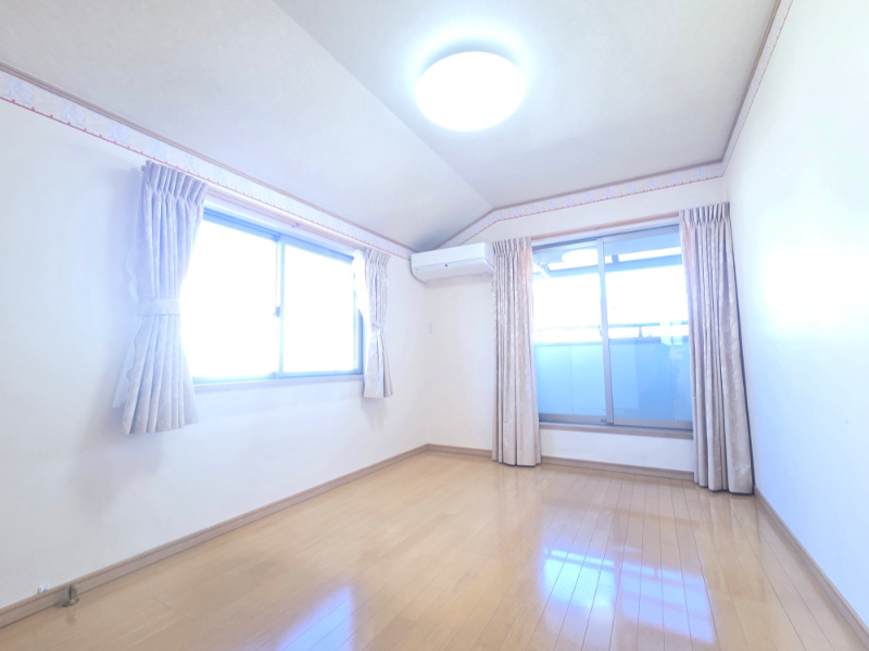 窓が多く、広々明るいお部屋です♪　