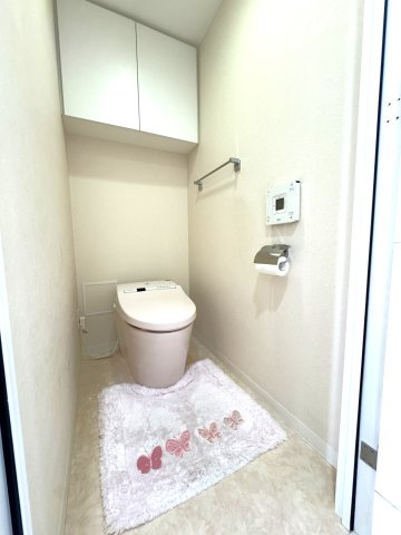 便利な収納付きのお手洗いになっております。