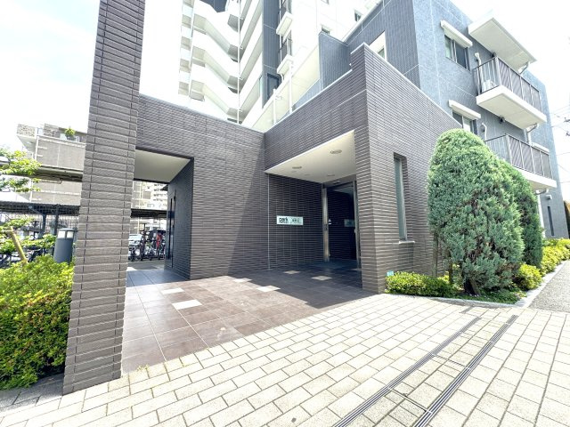 駅まで徒歩2分！とても便利な立地です。