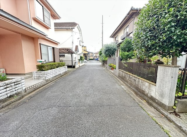 前面約4.5m道路に面した閑静な住宅街。周辺は落ち着いた街並みが広がり、穏やかな住環境が魅力です。