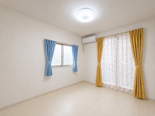 2面採光で明るく、子ども部屋にも適した洋室※　CGで家具・小物を加工したイメージ画像です