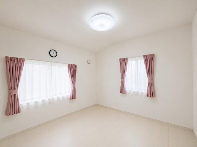 2面採光で明るく、子ども部屋にも適した洋室※　CGで家具・小物を加工したイメージ画像です