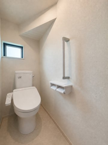 窓付きで明るく、清潔感のあるトイレ空間です※　CGで家具・小物を加工したイメージ画像です