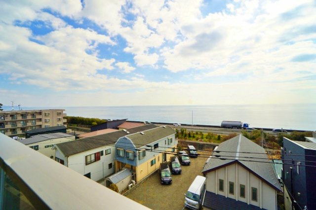 お部屋から海を望む贅沢なオーシャンビュー。バルコニー越しに広がる水平線と心地よい潮風が、日常をリゾートのような時間へと彩ります。朝焼けや夕景も楽しめる、開放感あふれる住まいです。