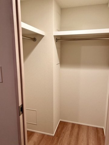 衣類や季節物をたっぷり収納できるウォークインクローゼット。室内をすっきり保てるため居住空間にゆとりが生まれます。整理整頓しやすく、快適な暮らしをサポートします。