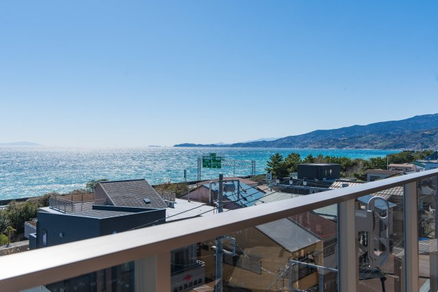 海を眺めながらゆったり過ごせる贅沢な住空間。
