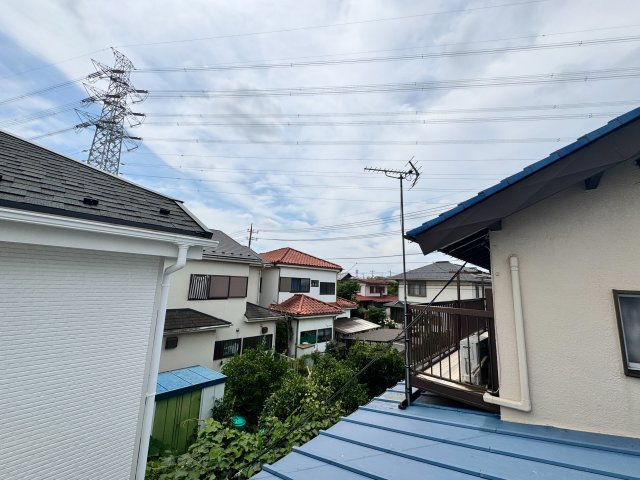 窓の外には視界を遮るような高い建物がなく、開放感あふれる心地よい景色が広がっています。たっぷりと陽光が差し込む明るいロケーションとなっており、毎日の暮らしに穏やかなゆとりと安らぎをもたらしてくれます。