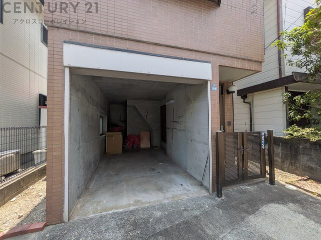 シャッター付きガレージ：車や大切な財産を安全に保管できます。