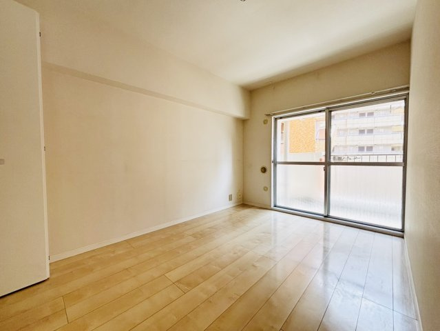 ベッドを置いてもゆとりのある寝室。大きなクローゼット付きで、お部屋をすっきりと保ちながら、心地よいプライベート空間を実現できます