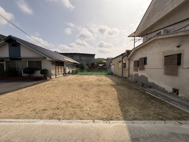 敷地全体の広がりや周辺環境を確認できる現地写真です。262.56？（約79.42坪）というゆとりある面積を活かし、住居に加えて駐車スペースや庭などを設けた、ゆったりとした住まいづくりも検討できます。