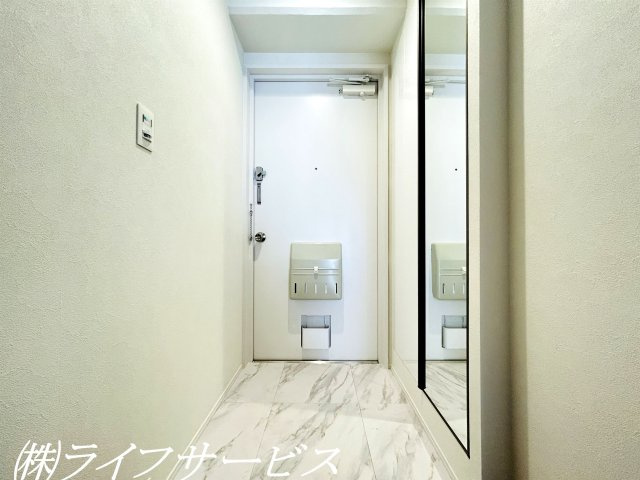 玄関／ミラー付の天井高のシューズボックスあり