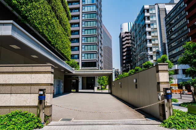 【敷地内駐車場出口】十分な広さが確保されており、車の出し入れもスムーズです☆