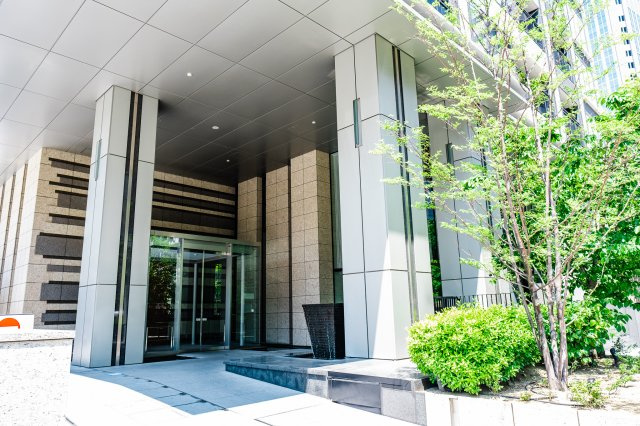 【エントランス外観】重厚な石積みの外壁。タワーの佇まいを際立たせる水盤の煌めき。美しいエントランス！