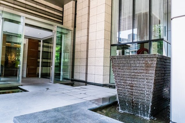 【ピロティ】水音が心地よく響く、涼しげでオーセンティックなマンションの玄関口です！