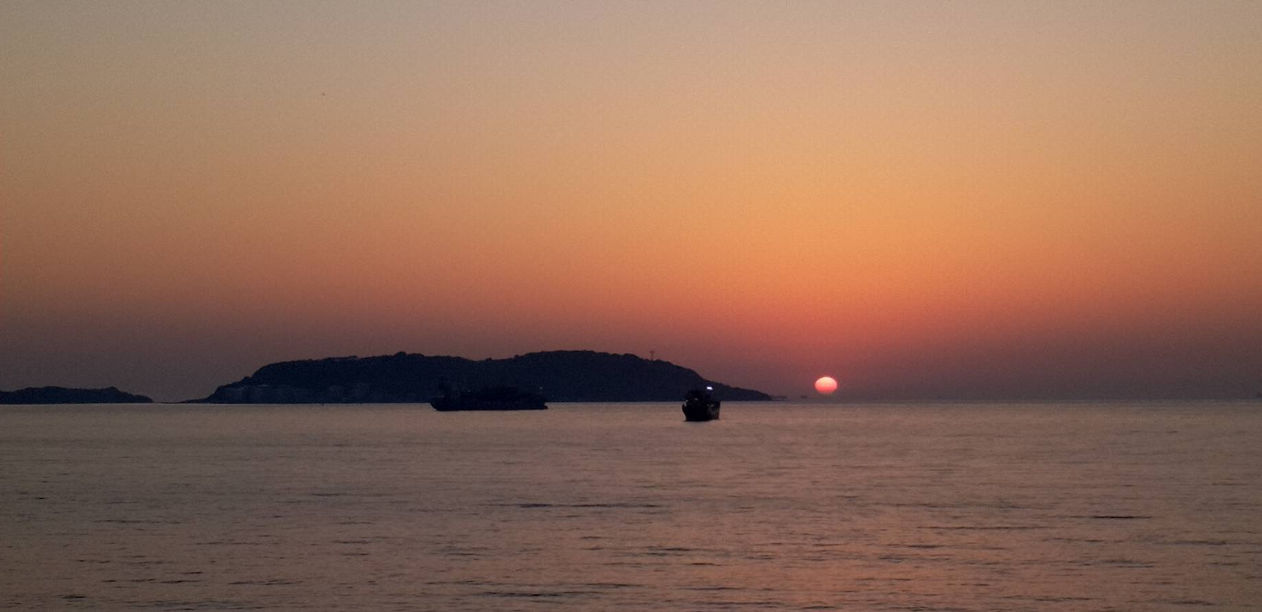 窓から沈む夕日を眺める、贅沢なひととき