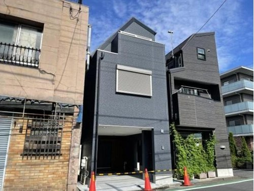 前面道路は約7.2ｍと開放感があり、お車の出し入れもスムーズ。