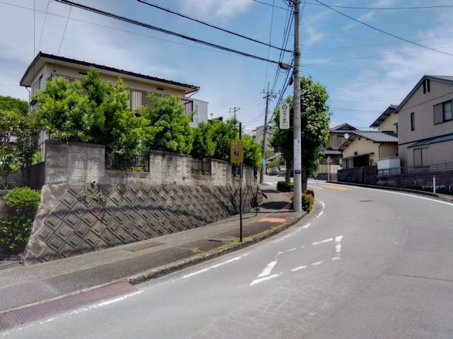 高台立地ならではの開放感と陽当たりの良さが魅力の物件です。前面歩道も整備されており、小さなお子様のいるご家庭にも安心の住環境です。　
