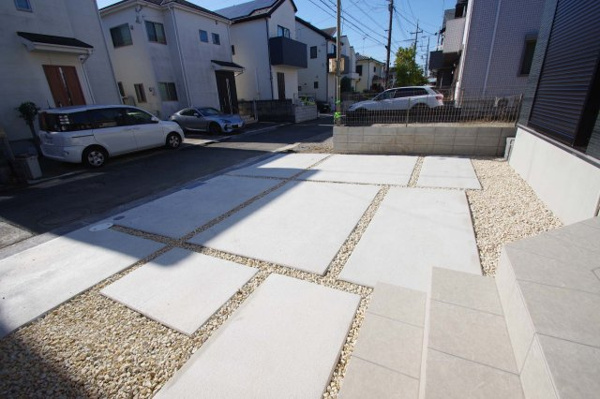 【 仲介手数料無料 多摩市一ノ宮4丁目　新築戸建て（全2棟）2号棟　5880万円の駐車場】