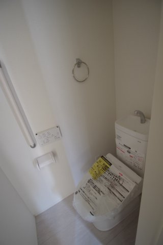 【 仲介手数料無料 多摩市一ノ宮4丁目　新築戸建て（全2棟）2号棟　5880万円のトイレ】