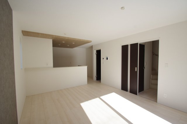 【 仲介手数料無料 多摩市一ノ宮4丁目　新築戸建て（全2棟）2号棟　5880万円の居間】