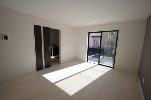 【 仲介手数料無料 多摩市一ノ宮4丁目　新築戸建て（全2棟）2号棟　5880万円の居間】