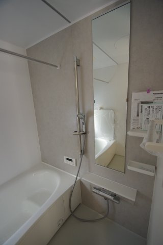 【 仲介手数料無料 多摩市一ノ宮4丁目　新築戸建て（全2棟）2号棟　5880万円の浴室】