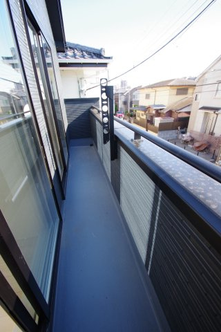 【 仲介手数料無料 多摩市一ノ宮4丁目　新築戸建て（全2棟）2号棟　5880万円のバルコニー】