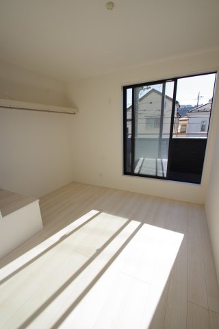 【 仲介手数料無料 多摩市一ノ宮4丁目　新築戸建て（全2棟）2号棟　5880万円の洋室】