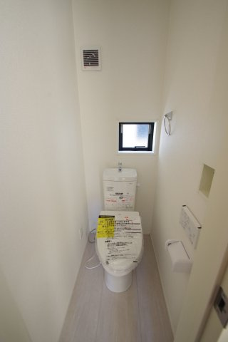 【 仲介手数料無料 多摩市一ノ宮4丁目　新築戸建て（全2棟）2号棟　5880万円のトイレ】