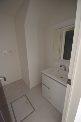 【 仲介手数料無料 多摩市一ノ宮4丁目　新築戸建て（全2棟）2号棟　5880万円の脱衣場】