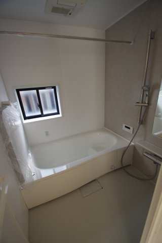 【 仲介手数料無料 多摩市一ノ宮4丁目　新築戸建て（全2棟）2号棟　5880万円の浴室】