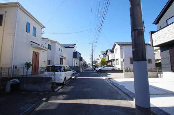 【 仲介手数料無料 多摩市一ノ宮4丁目　新築戸建て（全2棟）2号棟　5880万円の前面道路含む現地写真】