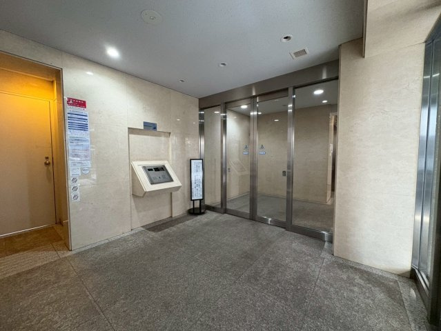 風除室。オートロックありです。