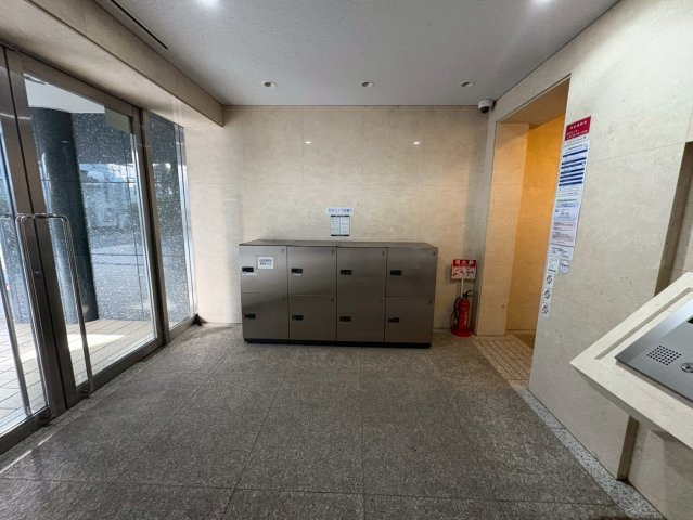 風除室。不在時に便利な宅配ボックス。