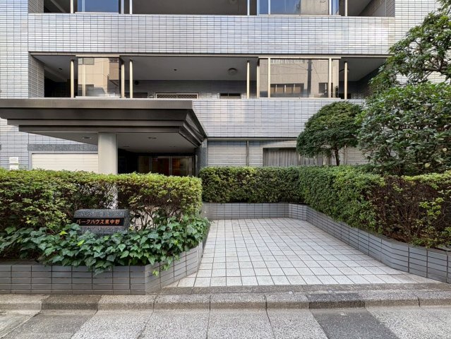 出入口が目隠しされた重厚感のあるエントランス。オートロックです。