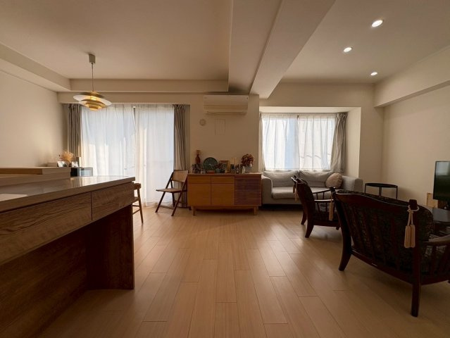 LDK約19.0帖。分譲当時は2LDKでした。そのため、大きなサッシが2面あり、明るい印象のLDKです。