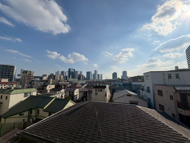 バルコニーからの眺望(南側を望む)。新宿方面となります。