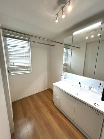 室内干しできるランドリースペースを設けております。