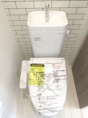 2階トイレには快適な温水洗浄便座付