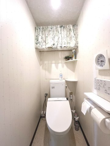 温水洗浄便座付きで、毎日快適にお使いいただける清潔感のあるトイレ空間です