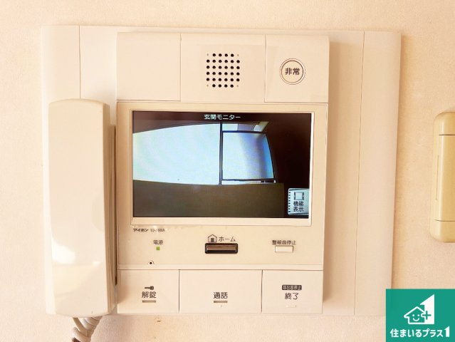 カラーモニターインターホン！声だけでなく来訪者の姿や顔がモニターで確認できるので、小さなお子様がいらっしゃるご家庭でも安心できます！