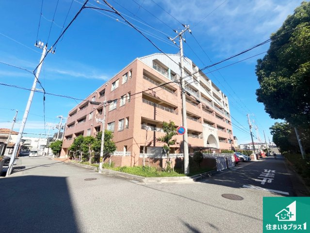 周辺は閑静な住宅街！前面道路広々で車の出し入れも便利です。駐車が苦手な方でも安心して車庫入れできます！