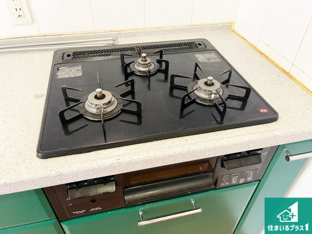ダブル高火力Ｓｉセンサー付きコンロ！3口あるので、まとめて料理をする時も大活躍！