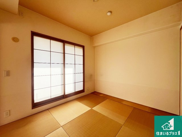 一室あると便利な和室は客間としてだけでなく、小さなお子様のプレイルームや食後のくつろぎスペースとしてもご利用いただけます。収納もついていますので大活躍間違いなし！